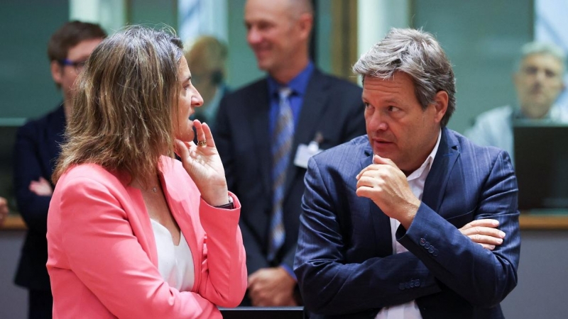 La ministra para la Transición Ecológica, Teresa Ribera , habla con el vicecanciller y ministro alemán de Asuntos Económicos y Acción Climática, Robert Habeck, en la reunión extraordinaria de ministros de energía de la Unión Europea.