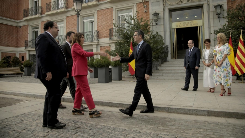 La consellera de la Presidència, Laura Vilagrà, saluda el ministre de la Presidència, Félix Bolaños, abans de la reunió de la taula de diàleg.