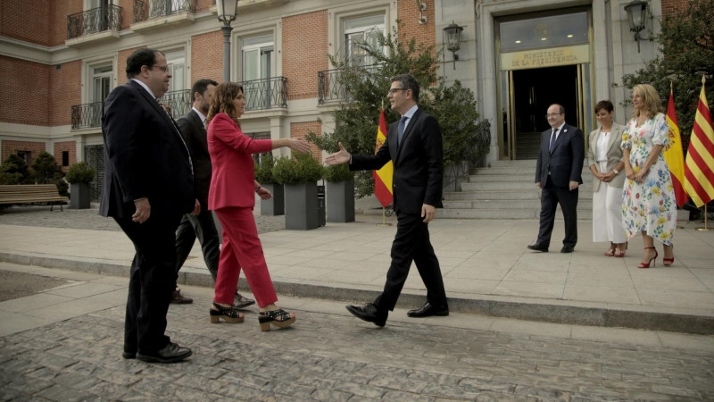 La consellera de la Presidència, Laura Vilagrà, saluda el ministre de la Presidència, Félix Bolaños, abans de la reunió de la taula de diàleg.