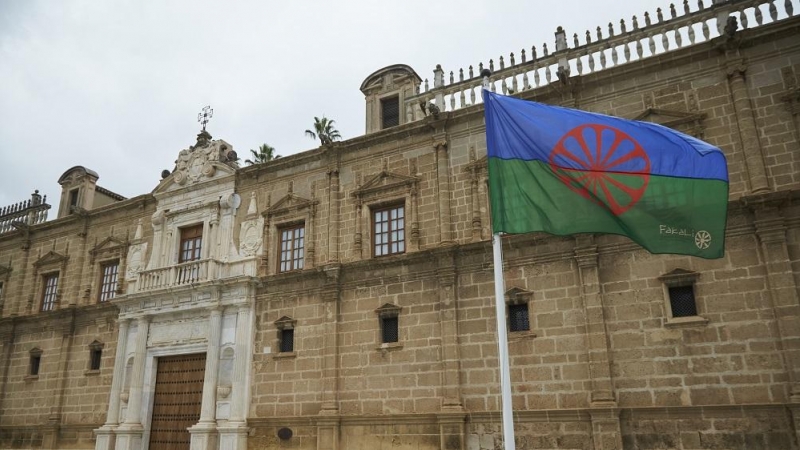 27/07/2022. La bandera ondea en la fachada principal del Parlamento durante el izado de la bandera gitana en el Parlamento andaluz, a 22 de noviembre de 2021..