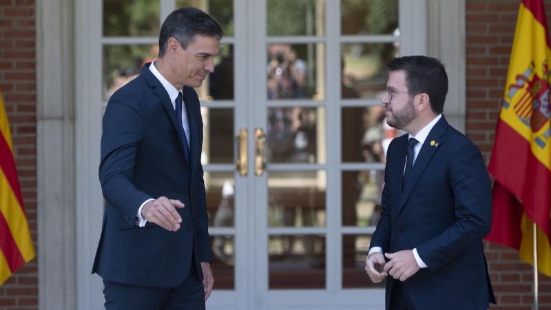 El presidente del Gobierno, Pedro Sánchez (i), y el de la Generalitat, Pere Aragonés, a su llegada a una reunión, en La Moncloa, a 15 de julio de 2022, en Madrid.