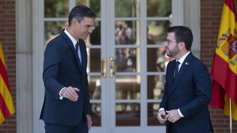 El presidente del Gobierno, Pedro Sánchez (i), y el de la Generalitat, Pere Aragonés, a su llegada a una reunión, en La Moncloa, a 15 de julio de 2022, en Madrid.