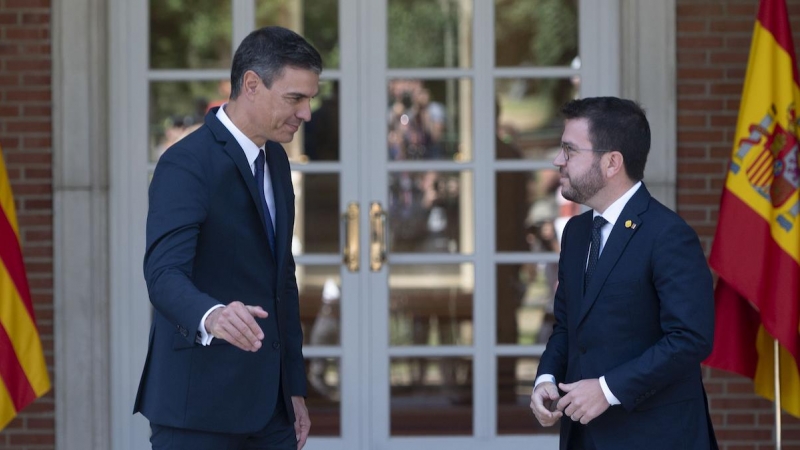 El presidente del Gobierno, Pedro Sánchez (i), y el de la Generalitat, Pere Aragonés, a su llegada a una reunión, en La Moncloa, a 15 de julio de 2022, en Madrid.