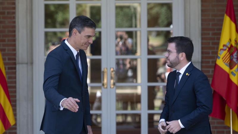 El presidente del Gobierno, Pedro Sánchez (i), y el de la Generalitat, Pere Aragonés, a su llegada a una reunión, en La Moncloa, a 15 de julio de 2022, en Madrid.