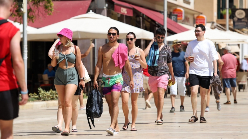 Malagueños y turistas hacen frente a la ola de calor que hoy sufre la ciudad que ha llegado a los 40º grados de máxima a 26 julio de 2022 en Málaga, Andalucía.