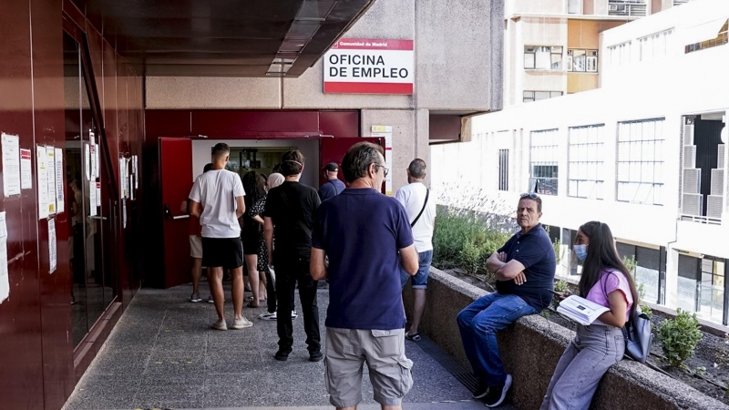 Varias personas esperan para entrar en la oficina de desempleo de Azca, a 4 de julio de 2022, en Madrid (España).