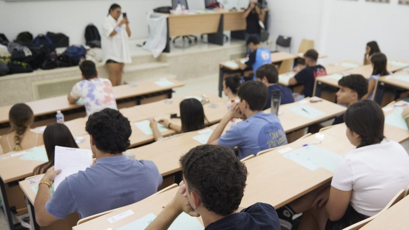 Prueba de Evaluación de Bachillerato para el Acceso y la Admisión en la Universidad en la Facultad de Física, a 12 de julio de 2022 en Sevilla (Andalucía, España).