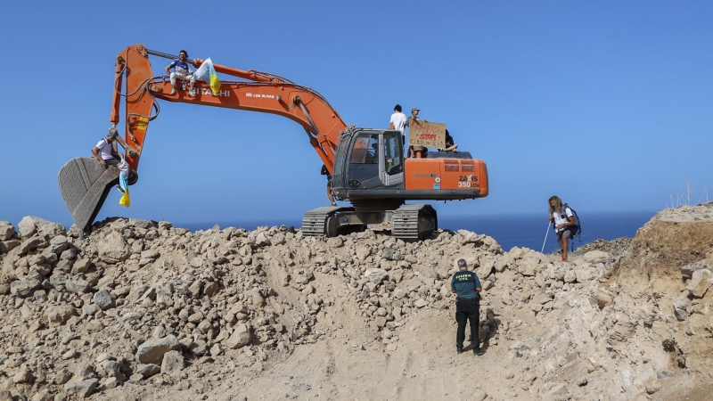 Activistas atrincherados en una de las palas de las obras del Puertito de Adeje.