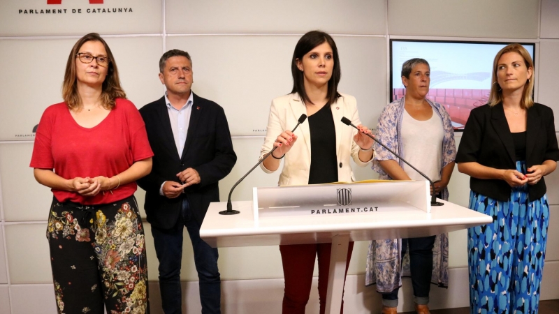 La portaveu d'ERC, Marta Vilalta, la portaveu adjunta, Meritxell Serret, amb Raquel Sans, Jordi Orobitg i Mònica Palacínal faristol del Parlament.