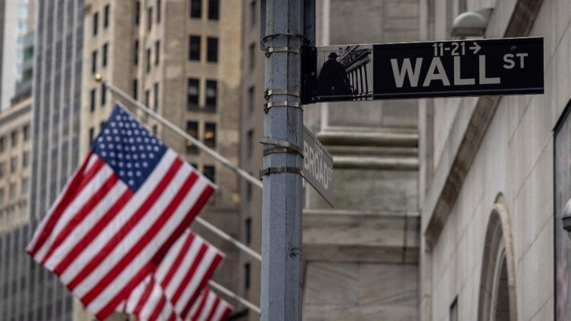 28/07/2022. Banderas estadounidenses en los aledaños de Wall Street en Nueva York, a 16 de junio de 2022.