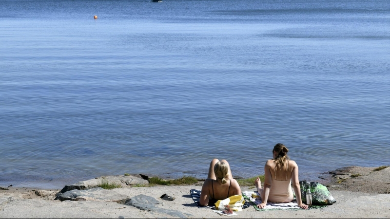 Dos mujeres en la playa finlandesa Matinkylae
