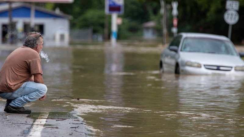 Un hombre observa los daños causados por las inundaciones en Kentucky (EEUU), a 28 de julio de 2022.