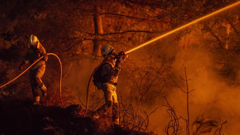 Bomberos trabajan en la extinción de un incendio  en el municipio de Castrelo de Miño (Ourense), a 28 de julio de 2022.