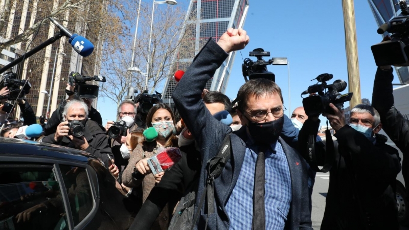 (15/3/21) El cofundador de Podemos Juan Carlos Monedero levanta el brazo a su salida de los Juzgados de Plaza de Castilla tras declarar en el caso ‘Neurona’, a 15 de marzo de 2021 (Archivo).