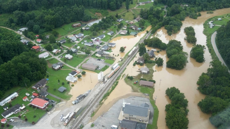 Vista desde un helicóptero de una zona completamente inundada en el estado de Kentucky (EEUU).