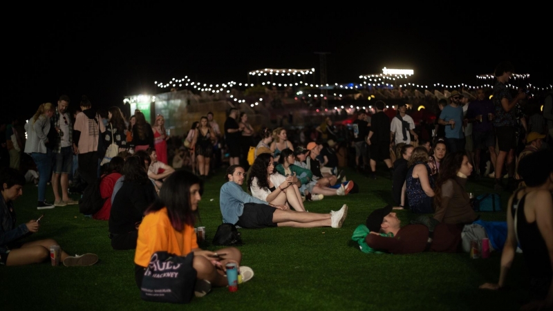 Un grupo de personas de noche durante la primera jornada del Festival Primavera Sound Barcelona, en Sant Adriá de Besòs, a 2 de junio de 2022, en Barcelona