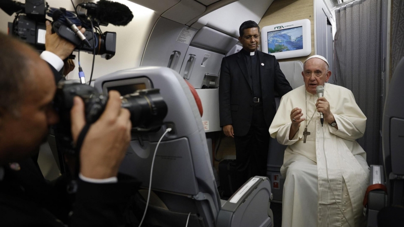 El Papa Francisco da una conferencia de prensa a bordo del avión papal en su vuelo de regreso después de visitar Canadá, el 30 de julio de 2022