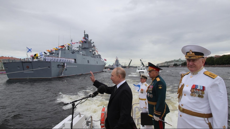 El presidente de Rusia, Vladimir Putin, da un discurso delante de un buque en el Día de la Armada en San Petersburgo este 31 de julio de 2022.