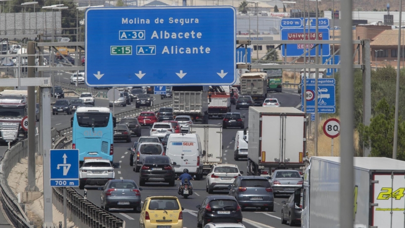 Retenciones de tráfico durante la segunda fase de la operación salida del verano, este viernes en la Autovía A-7 a su paso por Murcia.