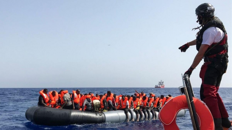 Tripulantes del Ocen Viking rescatan a inmigrantes frente las costas de Libia.