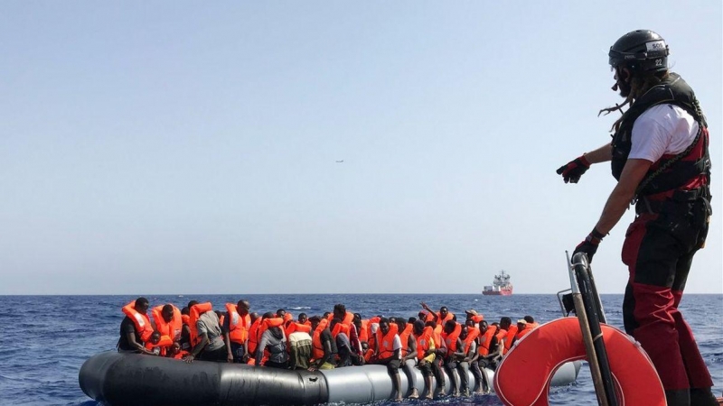 Tripulantes del Ocen Viking rescatan a inmigrantes frente las costas de Libia.