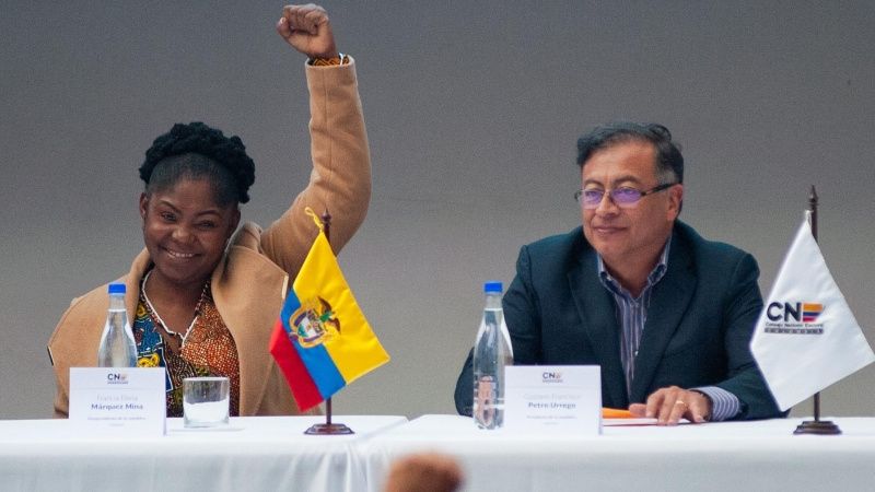 El presidente electo de Colombia, Gustavo Petro, y la vicepresidenta electa, Francia Márquez, reaccionan durante una ceremonia para recibir sus credenciales presidenciales en el Registro Civil Nacional.