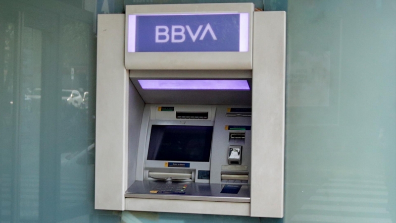 Un cajero del Banco BBVA el mismo día en el que Six Group abre la puerta a los miembros y participantes de las infraestructuras de la Bolsa española