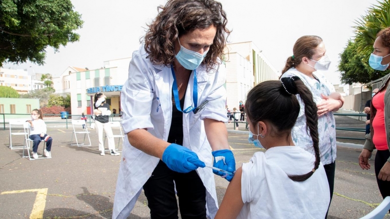 Una niña es vacunada en el CEIP Tíncer de Santa Cruz de Tenerife, a 4 de febrero de 2022, en Santa Cruz de Tenerife. (Archivo)