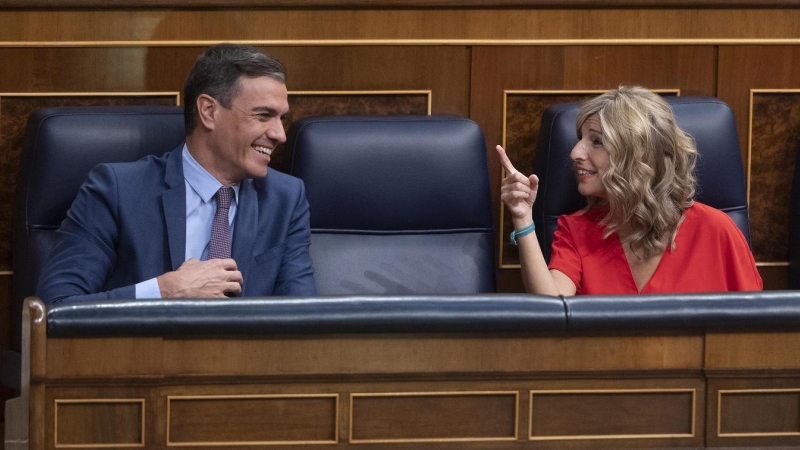 El presidente del Gobierno, Pedro Sánchez, y la vicepresidenta segunda y ministra de Trabajo y Economía Social, Yolanda Díaz, en una sesión del pleno del Congreso de los Diputados. E.P./Alberto Ortega