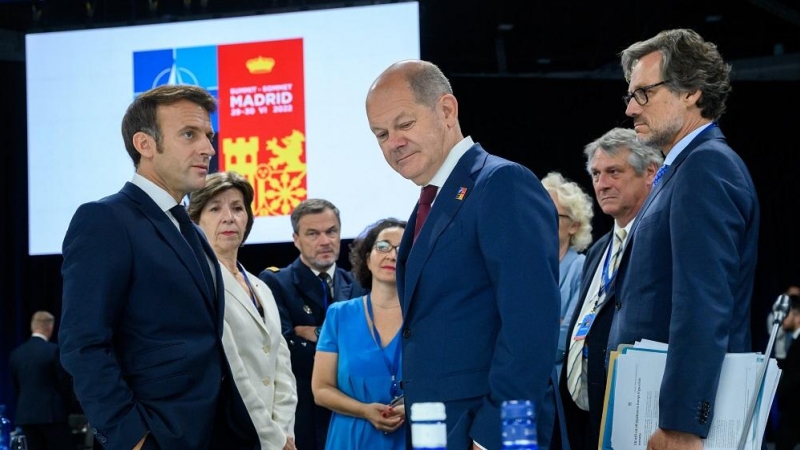 01/08/2022. El presidente de Francia, Emmanuel Macron, habla con el Canciller alemán, Olaf Scholz, durante la cumbre de la OTAN celebrada en Madrid, a 30 de junio de 2022.