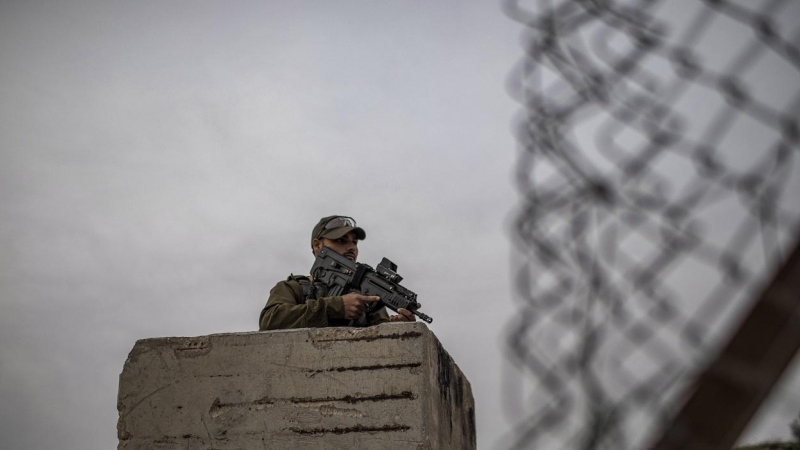 01/08/2022 Un soldado israelí armado hace guardia en su puesto después de que se desplegaran soldados israelíes para evitar que los trabajadores palestinos cruzaran ilegalmente a Israel.