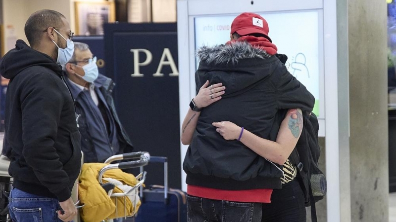 01/08/2022. Dos personas se abrazan en el aeropuerto Adolfo Suárez, Madrid-Barajas, a 5 de enero de 2022, en Madrid