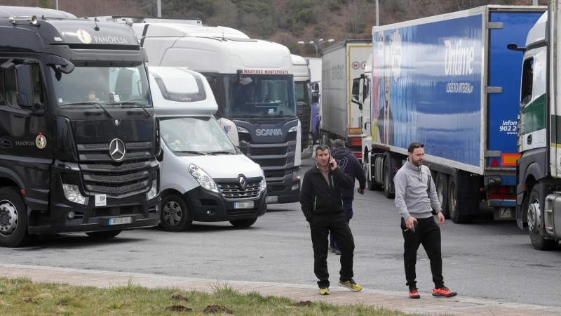 Dos camioneros y varios vehículos estacionados en la explanada de acceso a Pedrafita do Cebreiro (Lugo), durante los paros de transportistas del pasado mes de marzo. E.P./Carlos Castro