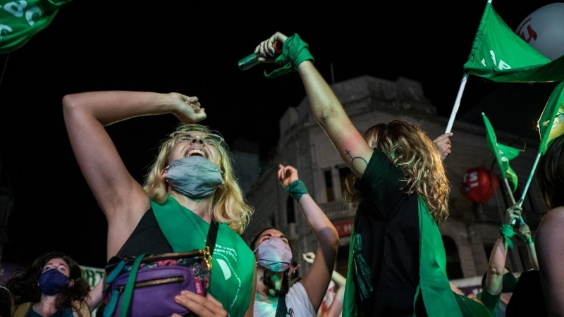 Varias mujeres celebran la aprobación de la legalización y despenalización del aborto en Argentina, en Buenos Aires, Argentina, a 30 de diciembre de 2020.