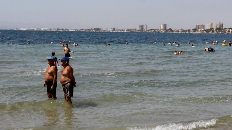 Dos hombres en la playa 'La Puntica' de San Pedro del Pinatar en Murcia