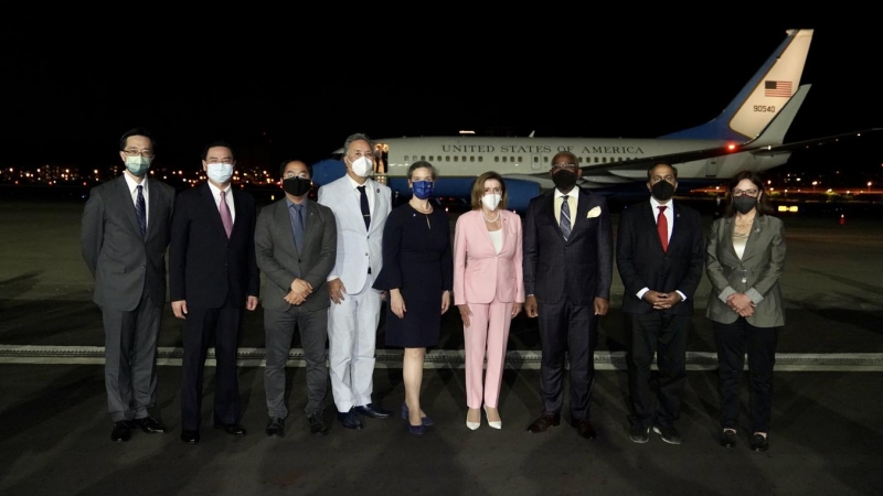 Nancy Pelosi posa junto al equipo del Ministerio de Exteriores de Taiwán a su llegada a la isla, el 2 de agosto de 2022.