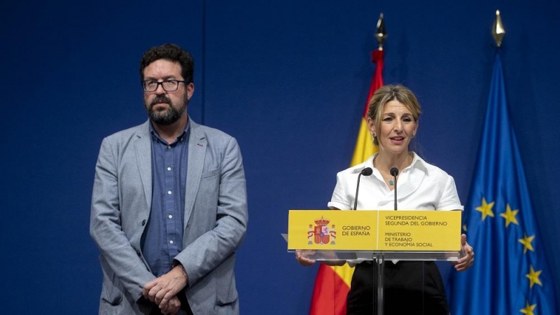 02/08/2022. La ministra de Trabajo, Yolanda Díaz, junto al secretario de Estado de Empleo, Joaquín Pérez Rey, durante una rueda de prensa, a 6 de mayo de 2022.