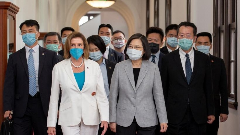 La presidenta de la Cámara de Representantes de los Estados Unidos, Nancy Pelosi, asiste a una reunión con la presidenta de Taiwán, Tsai Ing-wen, en la oficina presidencial en Taipei, Taiwán, el 3 de agosto de 2022.