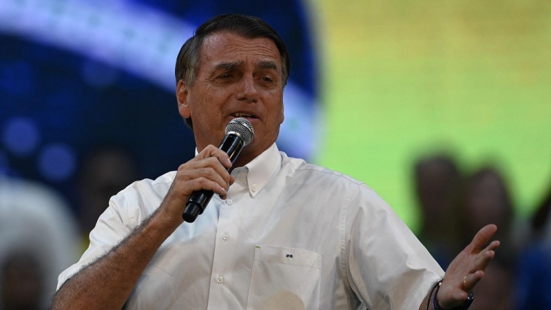 El presidente de Brasil, Jair Bolsonaro, se dirige a sus simpatizantes durante la convención nacional del Partido Liberal (PL) donde fue designado oficialmente como candidato a la reelección, en el gimnasio Maracanazinho en Río de Janeiro, Brasil, el 24 d
