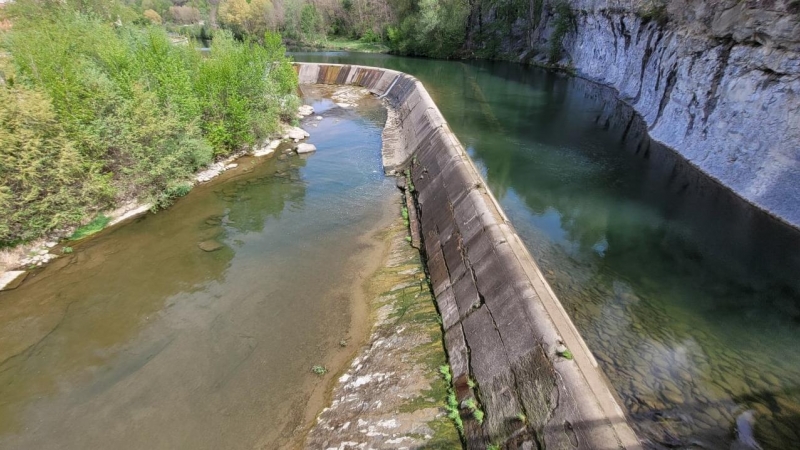 Imatge de l'embassament per la central hidroelèctrica de Can Trinxet, a Sant Quirze de Besora, que passarà sota control de la nova empresa energètica pública de la Generalitat.