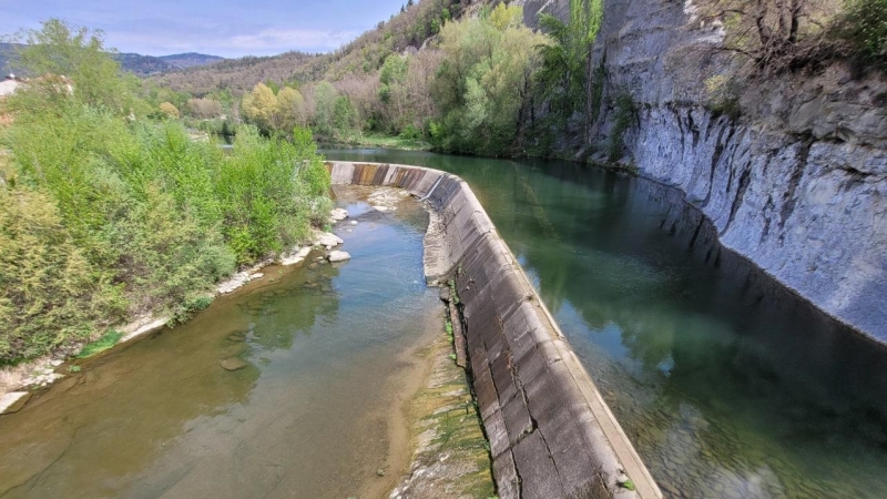 Imatge de l'embassament per la central hidroelèctrica de Can Trinxet, a Sant Quirze de Besora, que passarà sota control de la nova empresa energètica pública de la Generalitat.