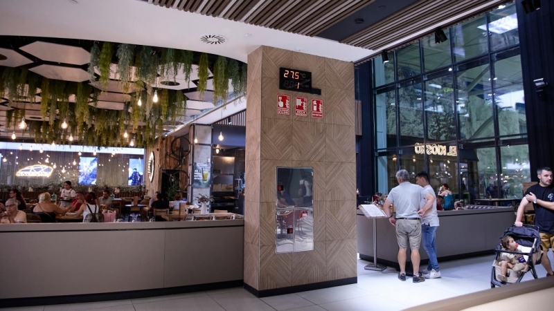(2/8/22) Un termómetro ambiental marca 27,5 grados en la entrada de un restaurante del Centro Comercial Xanadú, a 2 de agosto de 2022, en Madrid.