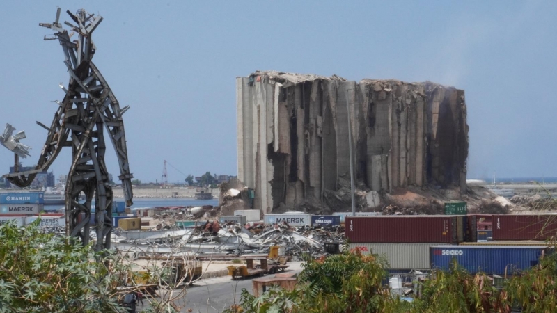 Los silos que explotaron junto a una estatua en homenaje a las víctimas