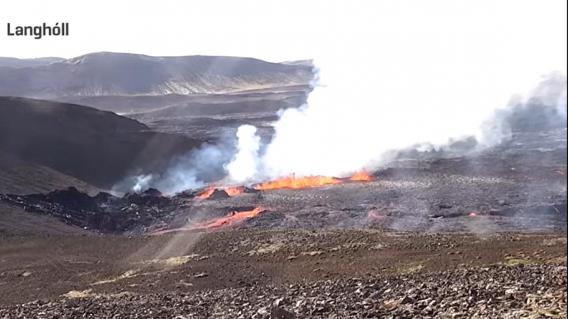 Lava saliendo de la grieta volcánica del Fagradalsfjall, en la península de Reykjanes, al suroeste de Islandia.