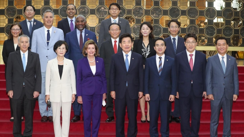 (4/8/22) La representante de la Cámara de Representantes de EEUU, Nancy Pelosi, se reúne en Seúl con altos funcionarios de la Asamblea Nacional de Corea del Sur, a 4 de agosto de 2022.