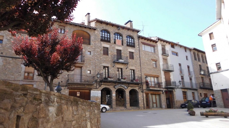 Plaza del Ayuntamiento de Borredà (Barcelona).