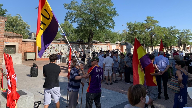 Homenaje a las Trece Rosas en el cementerio del Este de Madrid