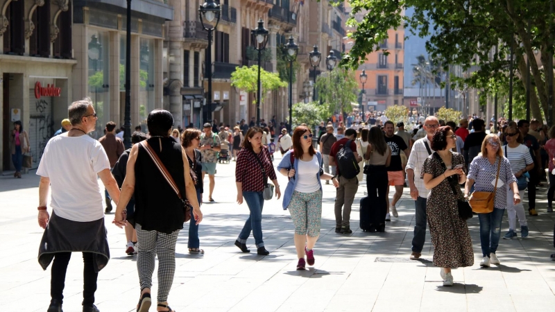 Portal de l'Àngel el primer diumenge d'obertura de comerços grans a Barcelona.