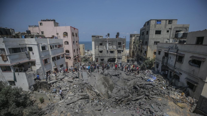 palestinos inspeccionan una casa destruida que pertenece a la familia Shamlakh tras los ataques aéreos israelíes en el sur de la ciudad de Gaza.