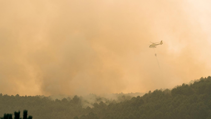 Medios aéreos trabajan este domingo para sofocar el fuego declarado el pasado viernes en Santa Cruz del Valle, en Ávila.